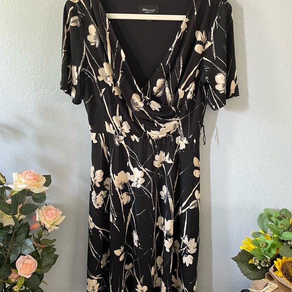 RN Studio Black Floral Dress - Picture 4 of 5